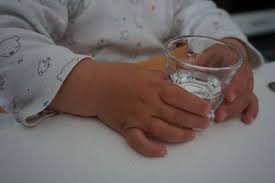 Hat ein baby wasser getrunken und bekommt ein aufgedunsenes gesicht und die körpertemperatur sinkt: Wasser Fur Babys Ab Wann Kann Man Babys Welches Wasser Anbieten