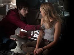 Julie sees that r is different from the other zombies, and the pair embark on an unusual relationship. Teresa Palmer Talks Warm Bodies Romance With A Zombie Influence Of Romeo And Juliet And More