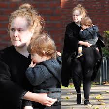 Scopri ricette, idee per la casa, consigli di stile e altre idee da provare. Ungeschminkt Adele Zeigt Sich Mit Baby Angelo