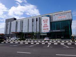 Hospital swasta adalah hospital yang dimiliki oleh syarikat keuntungan atau syarikat bukan keuntungan dan swasta dibiayai melalui pembayaran untuk perkhidmatan perubatan oleh pesakit itu sendiri, oleh penanggung insurans, atau oleh kedutaan asing. Hospital Swasta Wikipedia Bahasa Melayu Ensiklopedia Bebas