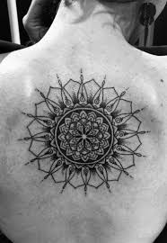 Un tel modèle comprend différents ornements ou des images de différents. Le Tatouage Mandala Sous Toutes Ses Coutures Pour Femmes Et Hommes