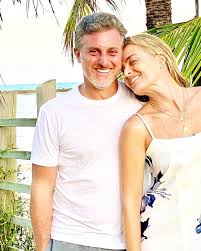 Luciano huck news, gossip, photos of luciano huck, biography, luciano huck girlfriend list 2016. Na Bahia Luciano Huck Posa Coladinho Em Angelica Recarregando Quem Quem News
