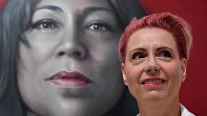 Archibald Prize 2021: Peter Wegner wins with portrait of artist Guy Warren 