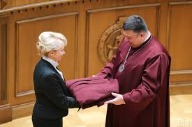 Очільник конституційного суду олександр тупицький вбачає в президентському законопроєкті ознаки конституційного перевороту. Dva Suddi Konstitucijnogo Sudu Sklali Prisyagu Fotoreportazh Novini Ukrayina Unian