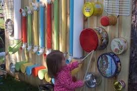 5 Incroyables Murs Musicaux Realises Avec Des Objets Recuperes De La Maison Coure Prescolaire Aires De Jeux Naturelles Et Jardin Sensoriel