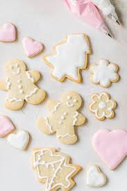 Traditional royal icing consists of powdered sugar, water, and meringue powder, which is simply an egg white substitute made primarily of dehydrated egg whites and stabilizers. Ultimate Royal Icing For Sugar Cookies Pretty Simple Sweet