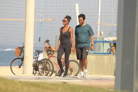 De biquíni, maju, como é chamada por amigos e familiares, mostrou que está em ótima forma física. Maju Coutinho Se Exercita Ao Lado Do Marido Na Praia Ofuxico