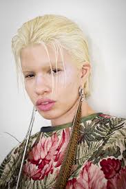 Martins explora mistura inusitada do cyberpunk e movimento hippie no SPFW