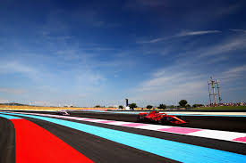 Az összetettben vezető pilótát a mercedes két versenyzője, a délelőtt még legjobb finn valtteri bottas, valamint az akkor második, hétszeres világbajnok és címvédő brit lewis hamilton követte. Index Sport Eso Piros Zaszlo Es Bukas Utan Hamiltone A Francia Pole