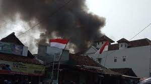 By dellayulischaposted on october 2, 2016. Pasar Ciranjang Di Cianjur Terbakar Api Terus Merembet Hingga Senin Sore 600 Kios Ludes Tribun Cirebon