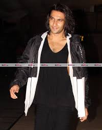 It is, however, his long dramatic hair wig that is the icing on the cake. Ranveer Singh Spotted In A New Look Ranveer Singh In A New Look
