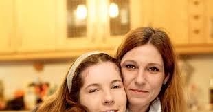 Neja Zrimšek Žiger se je rodila brez obeh rok, a je danes pri 15 letih  povsem samostojna tipična najstnica