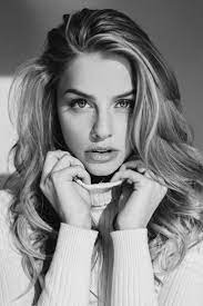 50 Black And White Portraits Richpointofview Portrait Photography Women Studio Photography Fashion Self Portrait Photography