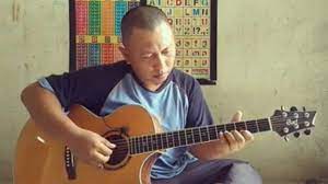 Alip ba ta, a fingerstyle entertainer playing guitar in jakarta. Profil Alip Ba Ta Gitaris Fingerstyle Yang Dipuji Avenged Sevenfold