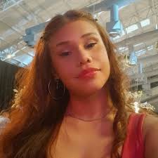 Termina logo. Livra ela de você, que sempre vai julgá-la por ganhar menos e  por ter se enganado com pessoas do passado. Você é prefeito demais pra ela.  Sua perfeição vai oprimí-la