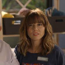 Linda Cardellini As Judy Hale In The Dark Comedy Dead To Me Hair Today Gone Tomorrow Dead To Me Haircut And Color