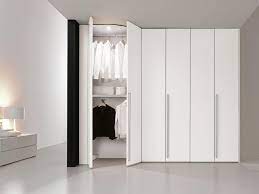 Il sistema per cabine armadio abacus è formato da una pannellatura fissata a parete, sulla quale si agganciano mensole in alluminio e cassettiere in vetro laccato grigio chiaro rimadesio. Armadi Midali Mobili Arredare Con Stile