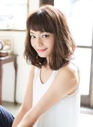 ルーズなミディアムパーマスタイル 柔らかさや透明感の出るプラチナブラウン 顔周りにリバースカールを持ってくるのが 髪型 ヘアスタイル ミディアムヘア