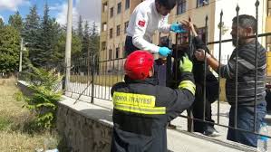 Bahce Duvarindan Atlarken Parmagina Demir Saplandi