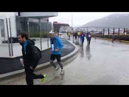 Alergătorii se confruntă cu podul tromsø după 2 km; Tromso Midnight Sun Marathon Norway Jun 19 2021 2021 06 19 Aho