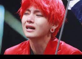 بكاء وتأثر كيم تاي هيونغ من كلام جين حين استلموا الجائزة حين قال تحدثنا وفكرنا في الافتراق والانفصال أيضا ولكننا قمنا بجمع أ kim taehyung taehyung bts jungkook