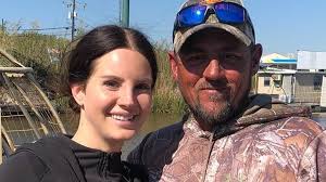 Fontes revelam como Lana Del Rey, 'ciumento', dividiu a família do novo  marido Jeremy Dufrene