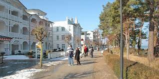 Parallel to the beach of binzer strand that is 4 kilometers long and up to 50 meters wide, runs the beach promenade with the binzer kurhaus (sanatorium), numerous hotels and restaurants. Tipps Fur Eine Ferienwohnung An Der Strandpromenade Binz