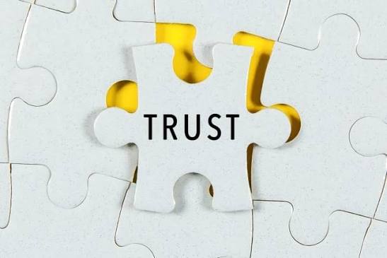 Survey gauges whom college students trust most