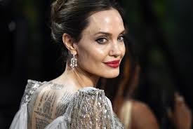 A pensarla come noi c'è . Angelina Jolie Anno Nuovo Vita Nuova E Nuovo Taglio Foto Capellistyle