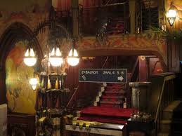 Ook pathé tuschinski zorgt voor een schone amsterdamse binnenstad! Cinema Pathe Tuschinski Oscar Worthy Art Deco Interior Conscious Travel Guide
