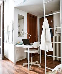 I pavimenti rivestiti in piastrelle al piano secondo e in legno sul soppalco. Vivere Bene In Un Mini Monolocale Di Citta Ikea It