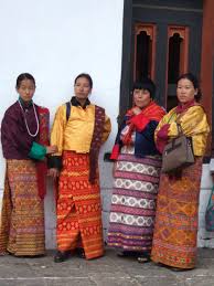 The womenfolk in bhutan can be spotted in an apron like a dress, called 'kira'. Kira Kleidung Wikipedia