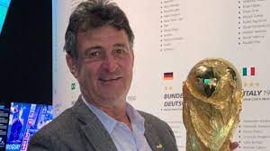 Mario alberto kempes chiodi was born in july 1954 in bell ville, a small agricultural town. Kempes Levanto La Copa Del Mundo Por Primera Vez 42 Anos Despues De Ganarla As Argentina