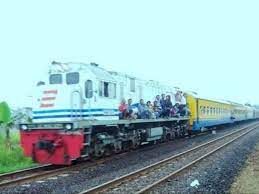 Maybe you would like to learn more about one of these? Video Serunya Naik Kereta Api Zaman Dulu Tak Harus Beli Tiket Bebas Bergelantungan Indozone Id