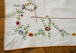 When you use a square tablecloth on a round table, then you will want to make sure that the tablecloth is large enough to either completely cover the table or is small enough to act as more of. Pin On Basit Nakis Isleri