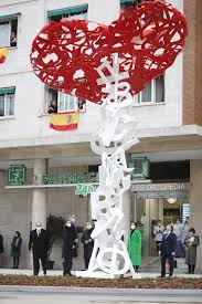 Hace dos meses el 27 de abril una ceremonia luctuoso similar fue realizada. Inauguran En Madrid Un Homenaje A Los Sanitarios Fallecidos Por Covid 19