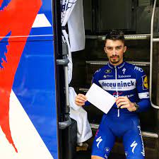 Überschattet wurde der tag von zwei massenstürzen, bei denen fast das gesamte feld zu boden ging. Julian Alaphilippe Alafpolak Twitter