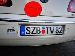 Le business des plaques d'immatriculation. Tuning Avec Consequences Autocollants De Plaque D Immatriculation Sur La Voiture