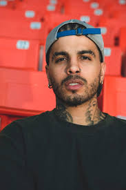 Rauw Alejandro trabaja paradejar su huella en el Hiram Bithorn