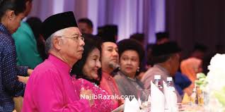 Najib razak akhirnya bertemu dengan warga emas doakan bonda di luar pagar. Mohd Najib Tun Razak On Twitter Menghadiri Majlis Kahwin Anak Ts Muhyiddinyassin Semalam Tahniah Kpd Pengantin Baru Moga Bahagia Hingga Ke Jannah Http T Co Pykvsltj5x
