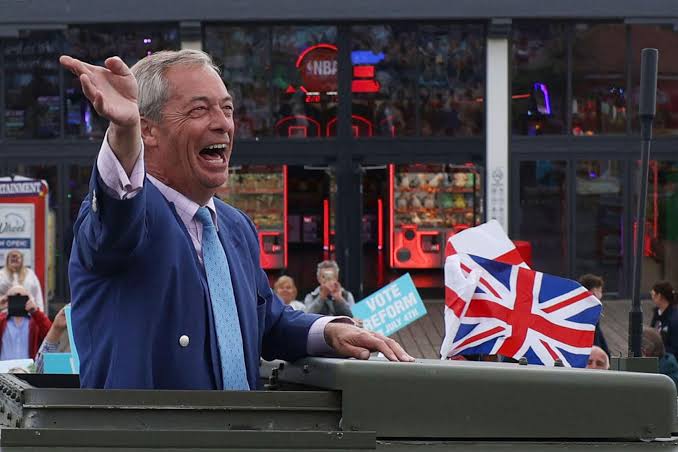 Nigel Farage campaigning on behalf of Reform UK, do AI tạo