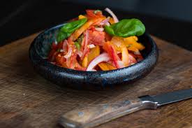 Aux courgettes, aux pousses d'épinards, aux betteraves, à l'avocat ou encore avec du quinoa, du blé ou des lentilles : Six Recettes De Salades Composees Pour Un Lunch Sain
