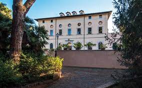 Il consolato ha competenza territoriale su tutto il nord italia e comprende liguria, piemonte, valle d'aosta, lombardia, veneto, trentino alto lo staff del consolato è composto da personale italiano e americano impiegato nelle diverse sezioni e agenzie del governo degli stati uniti presenti a milano. Ambasciata Di Svizzera In Italia
