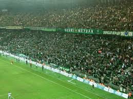 Kocaelispor taraftarı, 33 bin kişilik stadın yaklaşık 20 bin koltuğunu doldurarak takımını yalnız. Yeni Kocaeli Stadyumu Stadyumlar Net