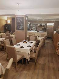 Fabbrica Sedie Tavoli Per Ristorante Pub Pizzeria Arredamenti Pub Pizzerie Ristoranti Mobilificio Maieron Www Mobilificiomaieron Arredamento Tavoli Banconi