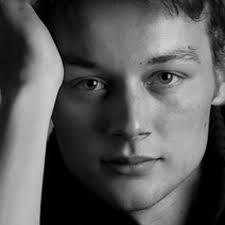 Le danseur et chorégraphe britannique liam scarlett, considéré comme une star du royal ballet de londres avant d'être accusé de harcèlement sexuel, est mort brusquement à l'âge de 35 ans, a. Liam Scarlett Introduces Viscera By Royal Opera House