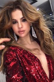 Very slight, subtle difference in hair color that happens when you allow soft highlights to grow out. 30 Photos Of Selena Gomez S Hair That Will Inspire Every Young Lady