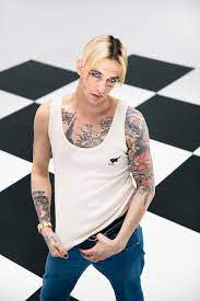 Popstar, rockstar, punk rocker, icona glam, scrittore bohémien, trasforma i racconti di una roma pasoliniana in musica. Achille Lauro Presents Lauro The New Unreleased Album Ruetir