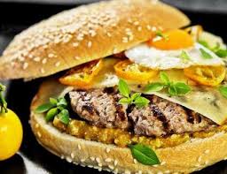 Rezept Tipp Double Cheese Burger Mit Kaki Falstaff Rezepte Burger Rezept Lebensmittel Essen