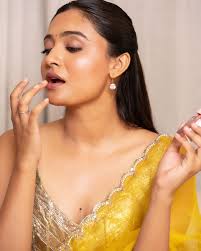 🌼 . . Wearing @anjanabohra_official Makeup & hair  @makeupbypriyanshiagrawal & team Captured by @jigardholakia Styled by  @idivyeshtalaviya